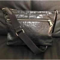 ราคา [ของแท้100%]กระเป๋าคลอสบอดี้(ผู้ชาย) Coach มือ 2 แท้ % ใบใหญ่ หนังสีดำ สภาพ 92% 14*11 นิ้ว (7312301473)