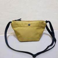 ราคา กระเป๋าสะพาย Uniqlo สีเขียว มือสอง original 275 (13496457524)