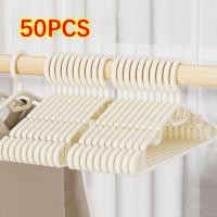 ราคา 50PCS ไม้แขวนเสื้อพลาสติกกันลื่นสีขาว เหมาะสำหรับจัดระเบียบตู้เสื้อผ้า ไม้แขวนเสื้อพลาสติกบาง ไม้แขวนเสื้อ (44071371777)