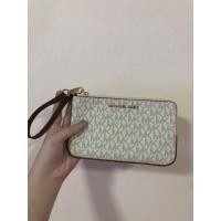 ราคา (Used) กระเป๋าสตางค์คล้องมือใบยาวของ Michael Kors (แท้) (5753181614)