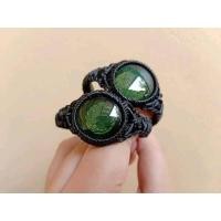 ราคา ข้อมือถักไหลน้ำพี้กลมสีเขียว เชือกเทียนสีดำ (3628456327)