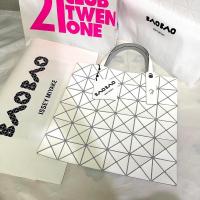 ราคา Isseymiyake Baobao 6x6 Baobao 6*6 Used like new ! Baobao white เบาเบาสีขาว กระเป๋าสะพาย (18918850615)