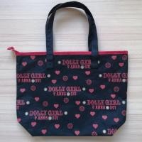 ราคา กระเป๋า​ Anna sui สีดำแดง​ ใบใหญ่41x31cm.ปากกระเป๋าเป็นซิปรูดปิดได้หม​ด​ ข้างในมีช่องเล็กใส่ของ (46553397328)