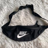 ราคา กระเป๋าคาดเอวแบรนด์nike สีดำของแท้ 100% บิ๊กโลโก้ (42214128792)