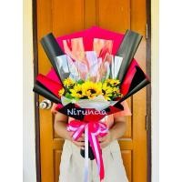 ราคา ช่อธนบัตร 5 ใบ ตกแต่งดอกกุหลาบ ดอกทานตะวัน ช่อใส่เงิน ช่อรับปริญญา ช่อปัจฉิม 129 บ. (24934799546)