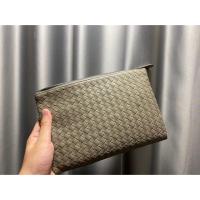 ราคา คลัชกระเป๋าหนังสาน Bottega Veneta สีเทาอ่อน (4317512691)