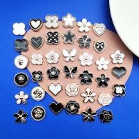 ราคา แฟชั่นสีดำสีขาวสไตล์ชาแนล พลาสติก DIY โคลเวอร์สี่ใบ กุหลาบ และหัวใจ กิ๊บและสติกเกอร์สำหรับเคสโทรศัพท์ (56251041482)