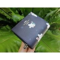 ราคา (ผ่อน0%)10เดือน (รับประกันของแท้) Coach กระเป๋าสตางค์ 2 พับ + พวงกุญแจใส่รูปได้น่าร้ากกก ลายSnowman (13180933469)