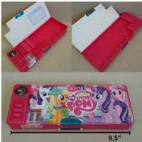 ราคา กล่องดินสอแม่เหล็กเปิดได้ 2 ด้าน มีเหลากบในตัว ม้าน้อย โพนี่ (My Little Pony) ขนาด 9.5x3.5 นิ้ว (1162654168)