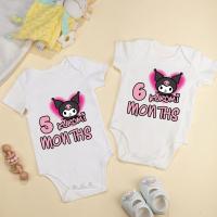 ราคา Sanrio Kuromi พิมพ์ Milestone Baby Onesie เด็กคอกลมแขนสั้น 1-12 เดือนพิมพ์สีขาว Soft Jumpsuit อาบน้ําของขวัญ (26378154836)
