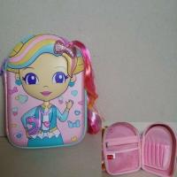ราคา กล่องดินสอ EVA Smiggle 3D ลายเด็กผู้หญิง น่ารักมากค่ะ ลายด้านหน้านูนขึ้นมาค่ะ ผมขยับได้ค่ะ ขนาด 6x9x2 นิ้ว (2704090677)