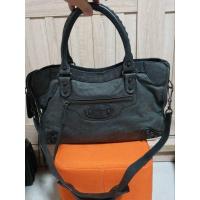 ราคา กระเป๋าหนังแท้ทั้งใบ ทรง Balenciaga มีสายสะพายยาว สีเทาเข้ม ไม่มีขาด ซับในสะอาด ไซส์15 นิ้ว ขายาว 250 บาทค่ะ (22963871531)