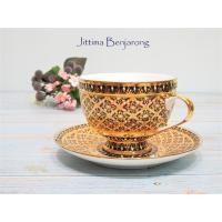 ราคา จิตต์ติมา เบญจรงค์ ชุดกาแฟยอร์คเบญจรงค์ลายดอกเข็มพื้นแดง - ประกอบด้วยถ้วยกาแฟ และจานรองในกล่องผ้าไหมสีทอง (6072479088)