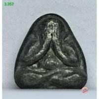ราคา 3.357. พระปิดตา พิมพ์สามเหลี่ยมขนาดเล็ก เนื้อชินตะกั่ว ไม่ทราบที่ s.l (42677414313)