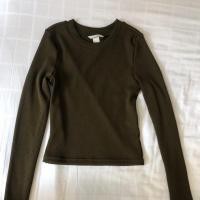 ราคา เสื้อยืดแขนยาว สีเขียวขี้ม้า H&M (มือสอง) ของแท้100% อก27นิ้ว ยาว18.5นิ้ว (2289933959)