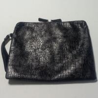 ราคา กระเป๋าหนังลายจระเข้ Morgan ทรงคลัทช์ ปากบนหัวซิปคู่ ใบใหญ่ ขนาด 12 × 9.5 นิ้ว (28115960461)