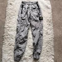 ราคา กางเกงผ้าร่มสีเทาเข้ม stone island ป้ายติดไซต์ xl (26839462880)