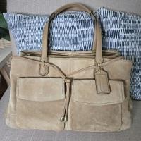 ราคา Coach แท้ หนังกลับ Suede ทรง Tote ใส่คอมใส่เอกสาร งานRare แบบสุดๆเลยค่ะ สวยดูดีมาก (25691076271)
