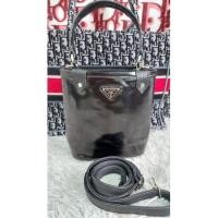 ราคา กระเป๋าถือทรงถังหนังแก้วสีดำพราด้ามือสอง (17673257328)