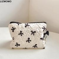 ราคา กระเป๋าแต่งหน้าผ้าฝ้าย LIZMOMO, กระเป๋าเครื่องสําอางสําหรับเดินทางความจุขนาดใหญ่ของโบว์เล็กๆ, กระเป๋าแต่งหน้าผ้าลายดอกไม้เล็กๆสดสําหรับผู้หญิง (51552876578)