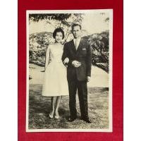 ราคา รูปถ่ายเก่าพระบรมฉายาลักษณ์ พระบาทสมเด็จพระมหาภูมิพลอดุลยเดช มหาราช บรมนาถบพิตร กับพระฉายาลักษณ์พระราชินี (46650227158)