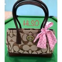 ราคา กระเป๋า ”Coach" ผ้าแคนวาส สะพายไหล่ได้สภาพสวย แถมโบว์ผูกกระเป๋า Coach สีชมพูน่ารักมากค่ะ (15957662307)