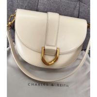 ราคา CHARLES & KEITH กระเป๋าสีขาว (41902681290)