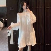 ราคา มินิเดรสสั้นอัดพลีทสีขาว ดีไซด์คอเต่าผูกคอหลัง แต่งผ้าไหมซีทรูลายทางช่วงแขนดูหรู ดูแพง แขนพองยาวผูกโบว์ปลายแขน น่ารักสุด (6277388970)