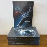 ราคา Fifty Shades of Grey ฟิฟตี้ เชดส์ ออฟ เกรย์ 1-3 จบ ... อี แอล เจมส์ เขียน (มือหนึ่งซีล) นิยาย โรแมนติก Rose (3209348177)