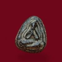 ราคา พระปิดตาหลวงพ่อจีนวัดท่าลาดพิมพ์กลีบบัวเศียรแหลม เนื้อผงคลุกรัก ปี 2400-2430 (50103439449)