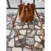 ราคา กระเป๋าสะพายข้างทรงขนมจีบ สีน้ำตาลพิมพ์ลาย MCM ซื้อมาจากร้านที่ขายงานลุ้นมือสอง (22671059361)