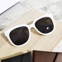 ราคา แว่นตากันแดด กรอบสีขาว ขาโลหะสีทอง (5855669703)