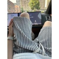 ราคา กางเกงขาสั้นผู้ชายสีดำสีขาวลายชาแนล ทรงหลวมสำหรับฤดูร้อน กีฬา 5 จุด (47150856615)