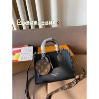 ราคา กระเป๋า Black Samurai Jungle Bag จาก Louis Vuitton เหมาะสำหรับถือ สลัดค้าง หรือใช้ในการท่องเที่ยว (50103237054)