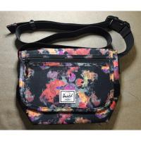 ราคา Herschel Supply กระเป๋าสะพายข้าง สี Watercolor Floral (สภาพใหม่) (18345412529)
