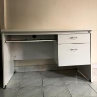 ราคา โต๊ะทำงาน หรือ โต๊ะเขียนหนังสือ สีขาว มือสอง (6718408128)