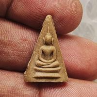ราคา พระนางพญาผงน้ำมันขนาดเล็ก หลวงปู่แหวน วัดดอยแม่ปั่ง ออกวัดพลับพลา จ.นนทบุรี เนื้อผง ปี 2517 สภาพสวย (26240051345)