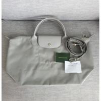 ราคา Used : Longchamp Neo size M (Pebble) สีเทาอ่อน (14980423992)