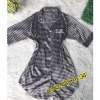 ราคา ชุดนอนผ้าซาตินมือ2 สีขาวลายตารางดำ (20466944915)