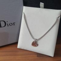 ราคา สร้อยคอ DIOR ของแท้ มือสอง จี้ หัวใจ ปั๊มอักษรแบรนด์ CD สีเงิน สภาพดี (42768834269)
