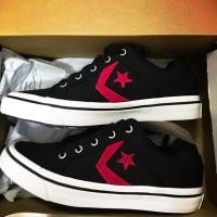 ราคา รองเท้า converse สีดำ คาดดาวแดง ของแท้จากในช้อป (2171220326)