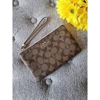 ราคา COACH 6648 LARGE CORNER ZIP WRISTLET IN SIGNATURE CANVAS คล้องมือL 1ซิป รุ่นใหม่ ใส่มือถือได้ (22170500568)