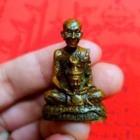 ราคา รูปหล่อหลวงปู่กาหลง เขี้ยวแก้ว วัดเขาแหลม นั่งครอบเศียรปู่สิงห์สมิงพราย บูชาเสริมมงคลครอบจักรวาล (8974722671)