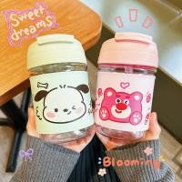 ราคา ขวดน้ําพลาสติก ลายการ์ตูนลูกสุนัขน่ารัก พร้อมฝาปิดหนัง กันลวก แบบพกพา (21488205702)