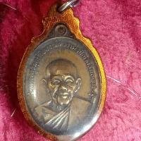 ราคา เหรียญหลวงพ่อปึก วัดสวนหลวง สมุทรสงคราม พ.ศ.2518พร้อมเลี่ยมเก่าโบราณ (50052971752)