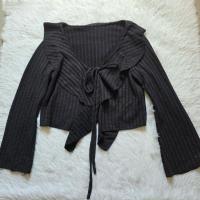 ราคา ส่งต่อ เสื้อเชิ้ตผูกหน้า คอแต่งระบาย แขนยาว ผ้าไหนพรม สีดำ อก36“ (42176679388)