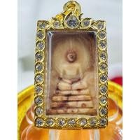 ราคา P-01-181064 พระสมเด็จวงพระจันทร์แกะสลักจากหินพระธาตุเขาสามร้อยยอดเลี่ยมกรอบเงินชุบทองฝังเพชร (8195543738)