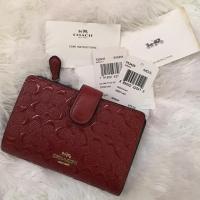 ราคา กระเป๋าสตางค์ COACH งานเอาท์เลท อุปกรณ์ครบสภาพมีร่องรอยการใช้งานสภาพ 75% สีแดงเลือดหมู การ์ดตามรูป (4235261916)