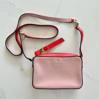 ราคา (มือ 2 มีตำหนิ) กระเป๋าแบรนด์แท้ Kate Spade New York Highliner Clover Small Crossbody Bag Cipria Red Pink (42612461301)