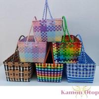 ราคา กระเช้าใหญ่สานเส้นพลาสติก ตระกร้าสานเส้นพลาสติก ขนาดใหญ่ กว้าง24ยาว33สูง19 CM สายสูง 22 CM ขอบปาก (27374559692)